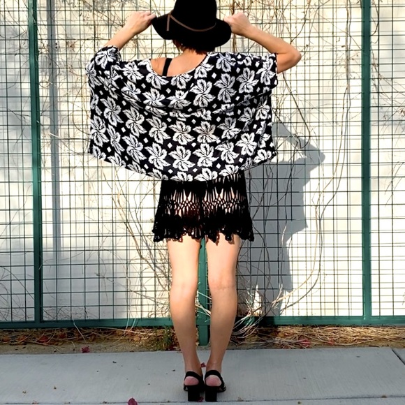 Diane Von Furstenberg Adria silk black & white tropical print tunic cover top, M - Picture 1 of 16